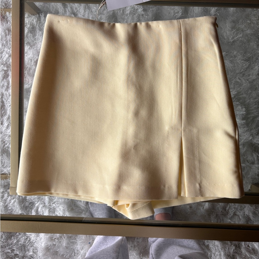 ZARA Cream Yellow Skort with Front Pleat size zipper brand new with tags size XS
